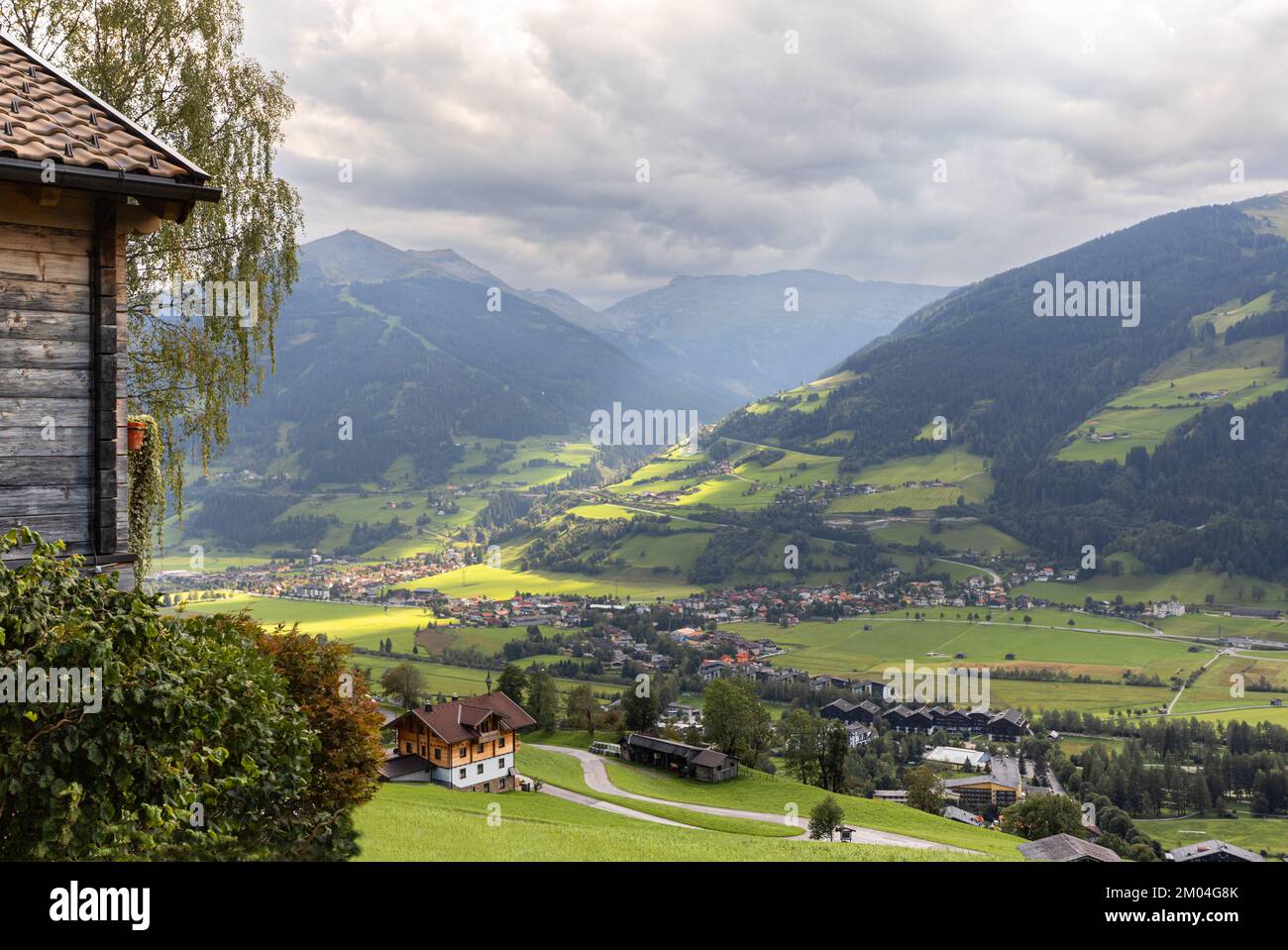Paysage alpin de montagne d'été avec des reflets de soleil dans la vallée et les bâtiments ruraux, Salzbourg, Autriche Banque D'Images