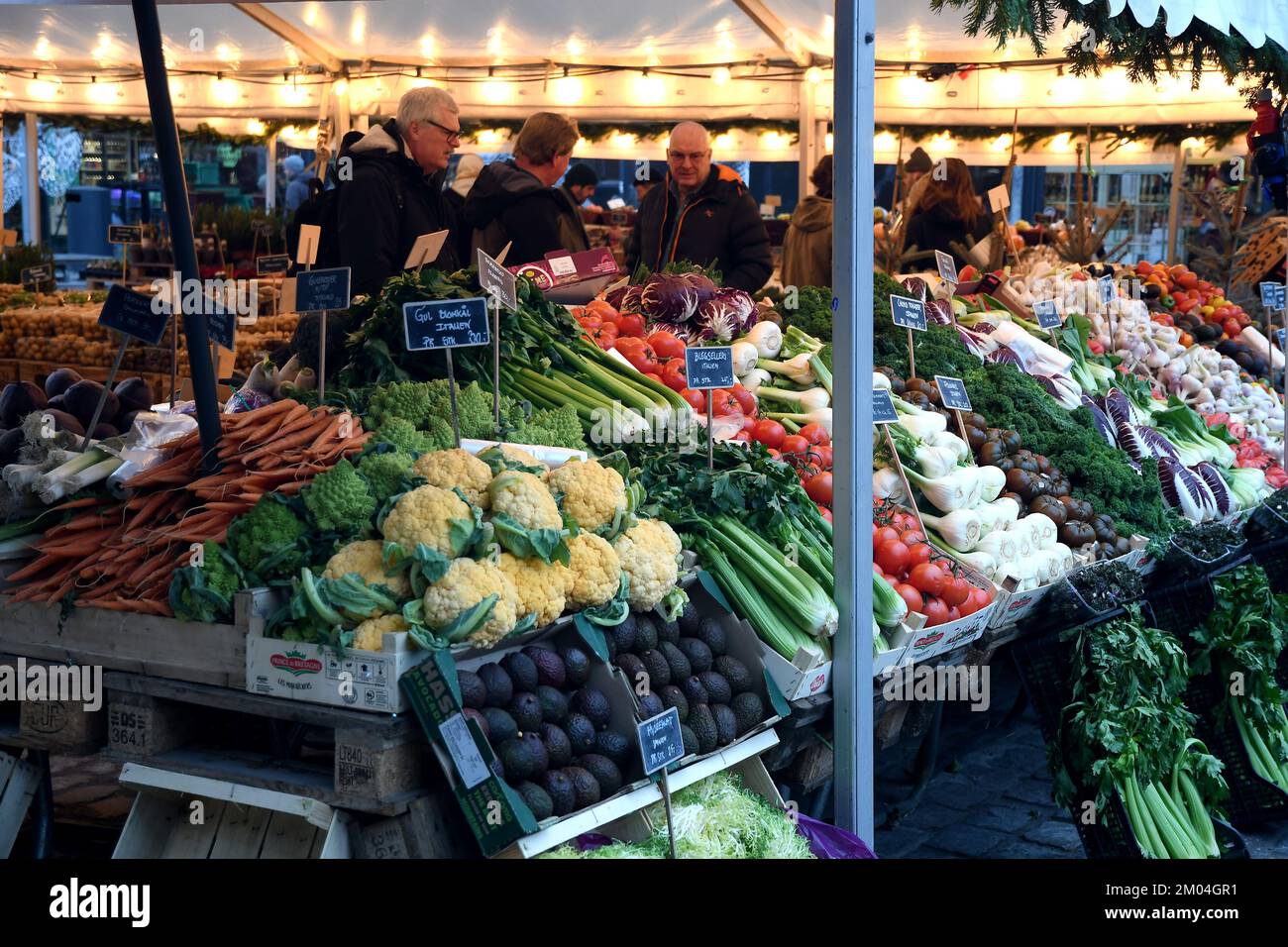 Copenhague/Danemark/04 décembre 2022/ vendior de fruits et légumes dans la capitale danoise Copenhague. (Photo. Francis Dean/Dean Pictures) Banque D'Images