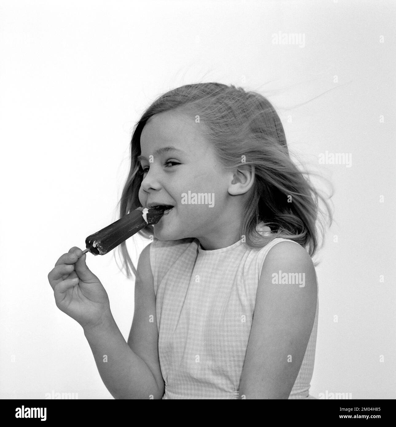 Crème glacée dans le 1960s. Une jeune fille a une glace au chocolat. Suède 1965 Kristoffersson réf. CS95-2 Banque D'Images