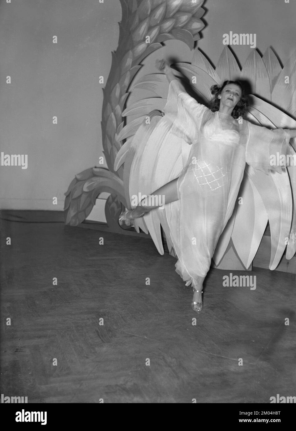 Sur l'étape 1939. On voit la jeune femme jouer sur scène en portant un costume de théâtre avec décor derrière elle. Suède novembre 1939 22-7 Banque D'Images
