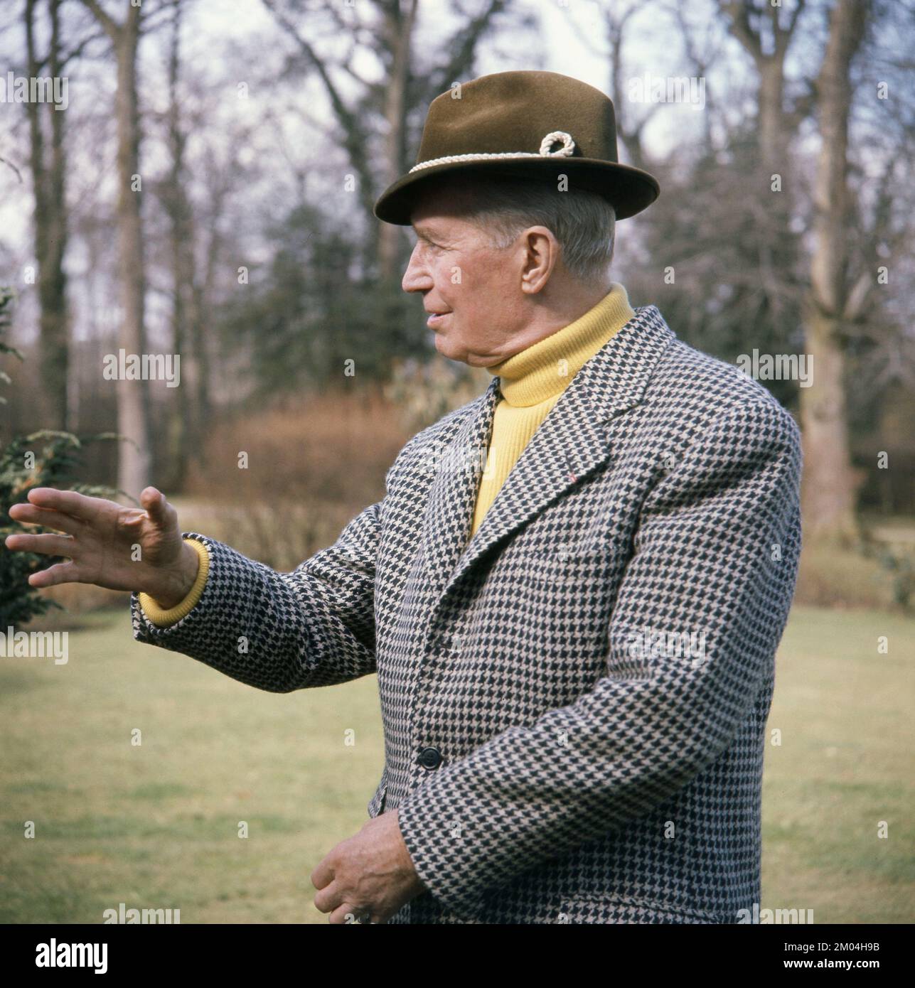 Maurice Chevalier. Acteur français 1888-1972. Photographié chez lui en France 1964 Roland Palm ref 5:33:01 Banque D'Images