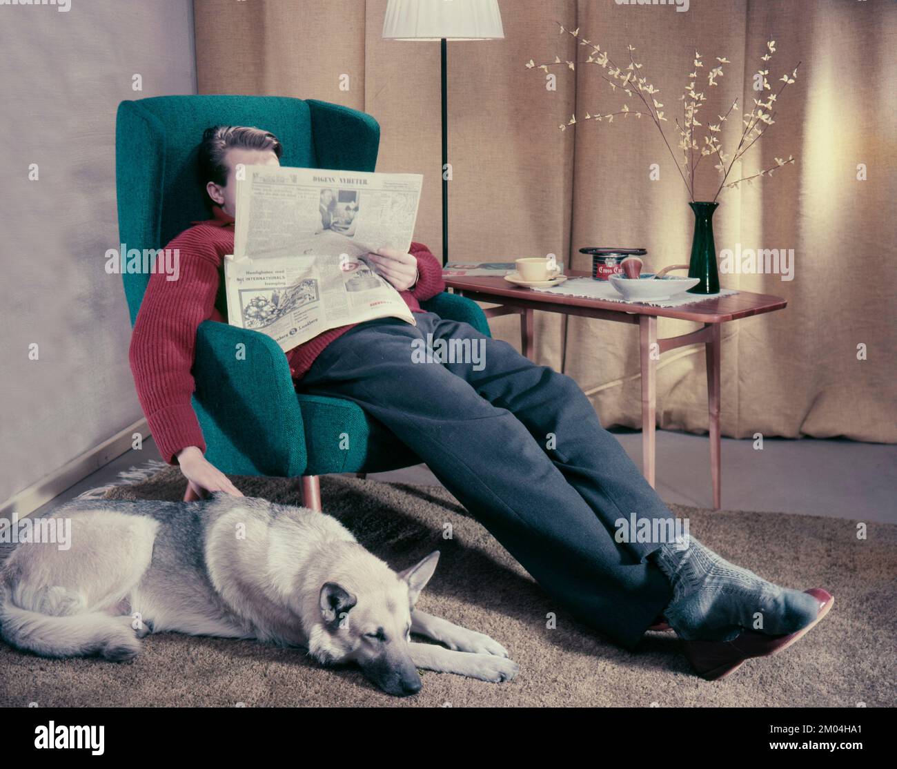 Avoir une sieste dans le 1950s. Un homme s'est endormi en lisant le journal. Suède 1958 BV48-4 Banque D'Images