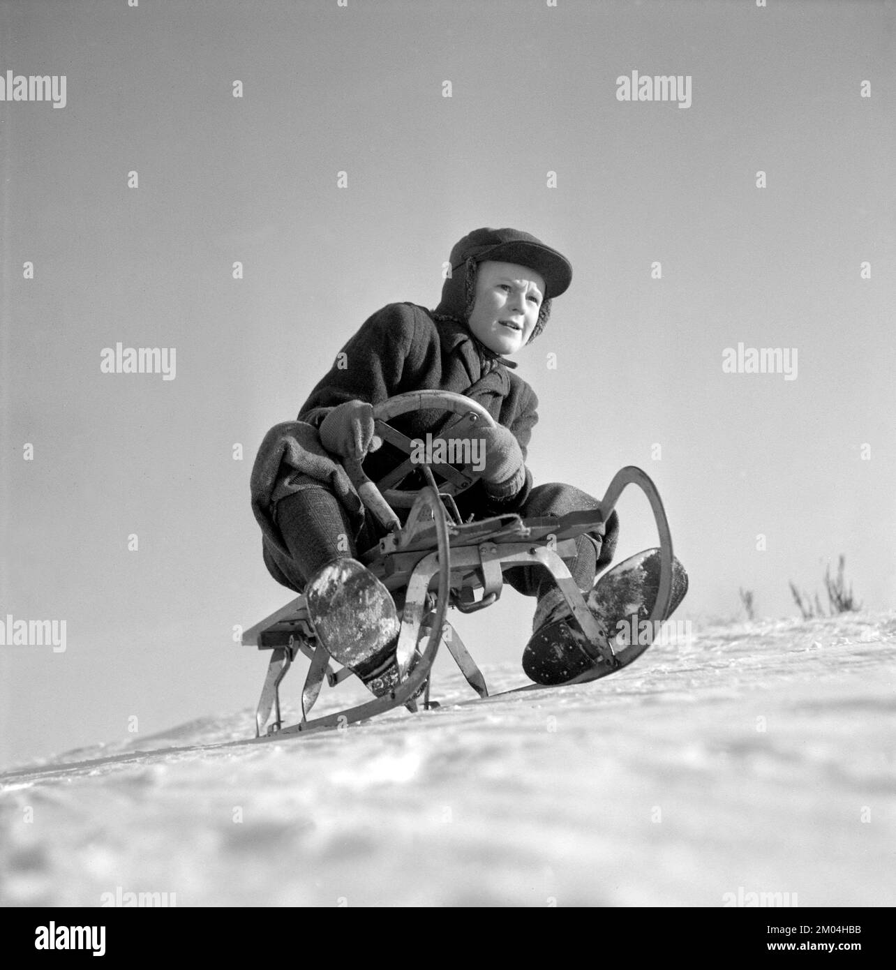 Hiver en 1950s. Un garçon sur son traîneau prêt à descendre. Suède 1950 réf. i34 Banque D'Images