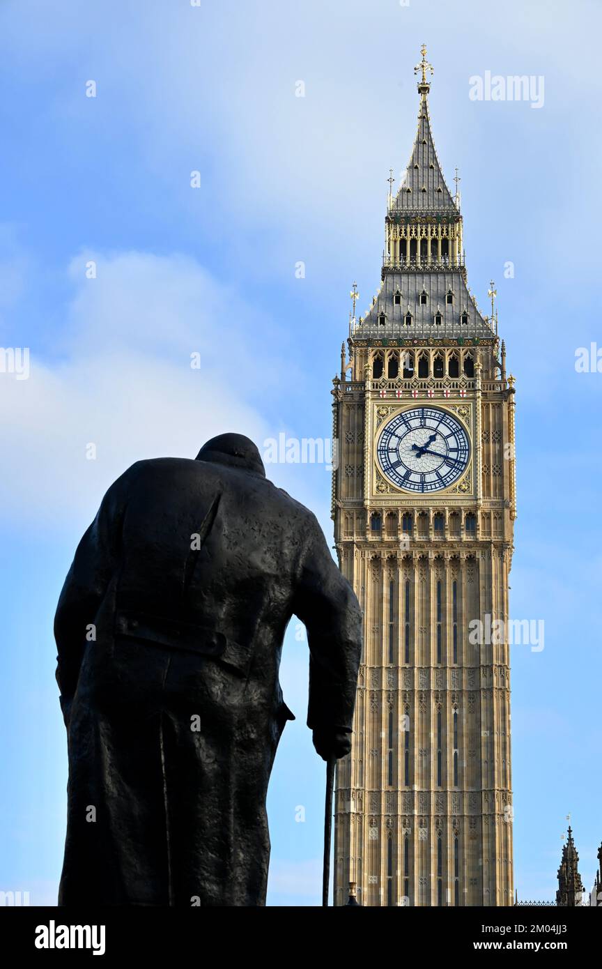 Statue de Big Ben et de Sir Winston Churchill par Ivor Roberts-Jones, Parliament Square, Westminster, Londres. ROYAUME-UNI Banque D'Images