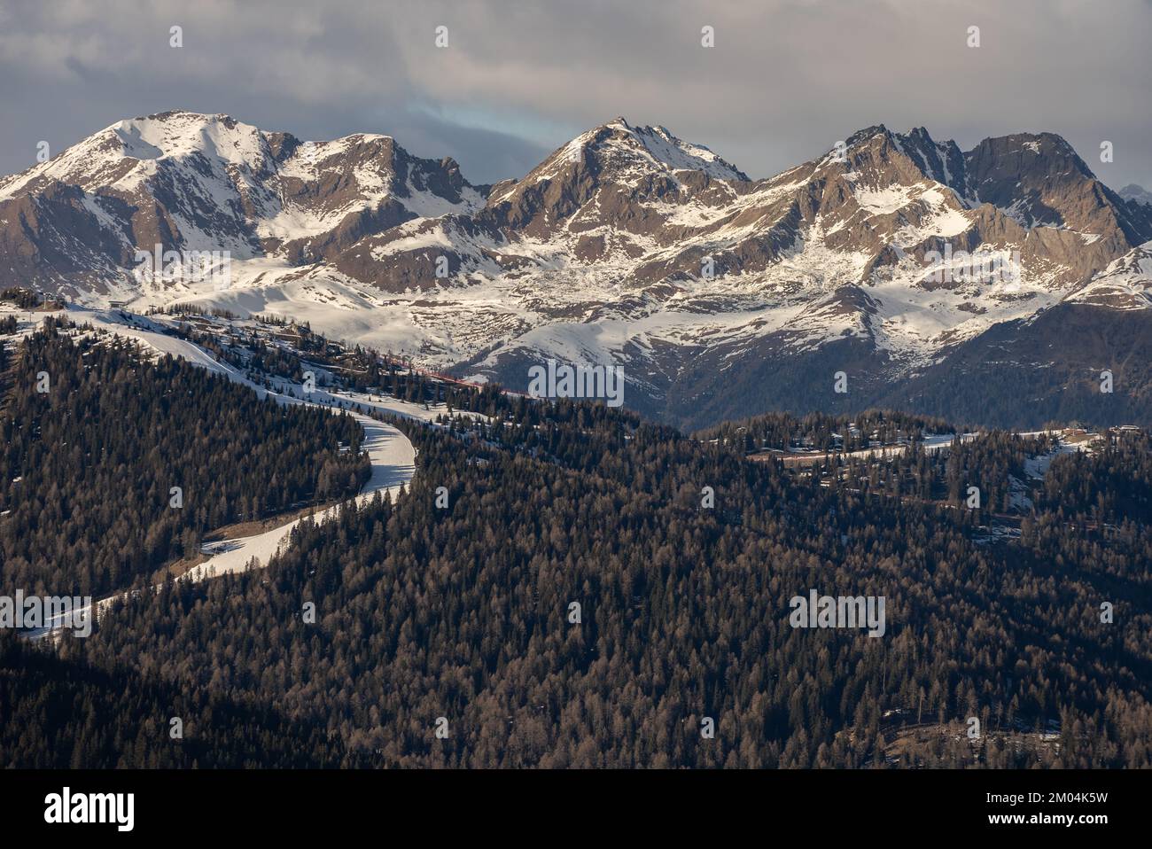Vue aérienne par drone de Madonna di Campiglio et du parc d'ursus dans le Val Rendena dolomites Trentin Italie en hiver Banque D'Images