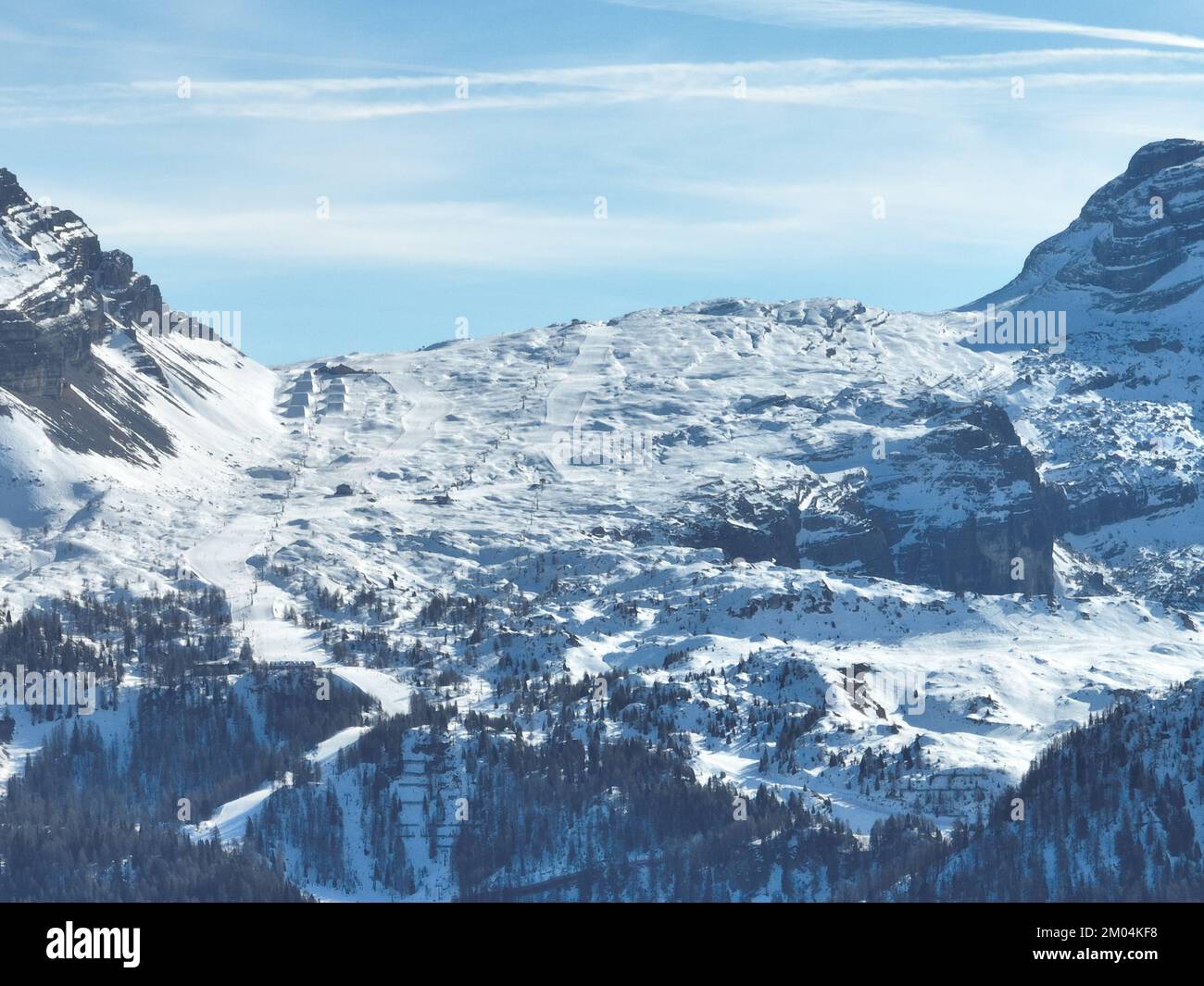 Vue aérienne par drone de Madonna di Campiglio et du parc d'ursus dans le Val Rendena dolomites Trentin Italie en hiver Banque D'Images