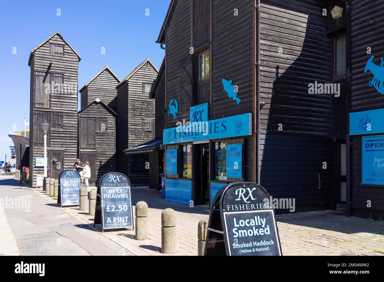 Hastings Old Town Fisheries on the Stade avec des huttes traditionnelles en filet peint noir Hasting's Net Shops Hastings East Sussex Angleterre GB Europe Banque D'Images