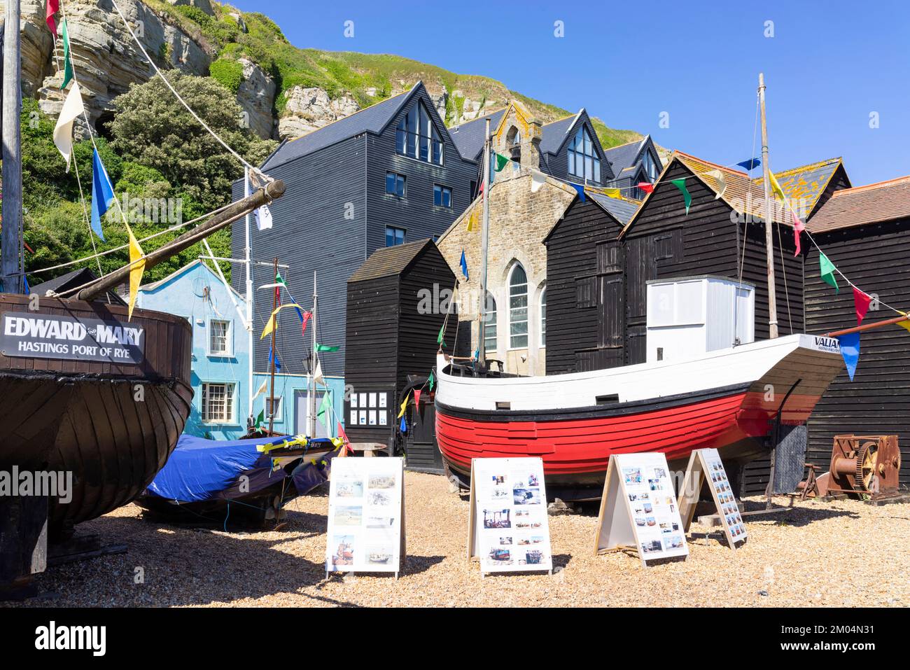 Hastings Fishermen’s Museum et huttes traditionnelles noires à filet haut Hasting's Net Shops sur le Stade Hastings Old Town Hastings East Sussex Angleterre GB Banque D'Images