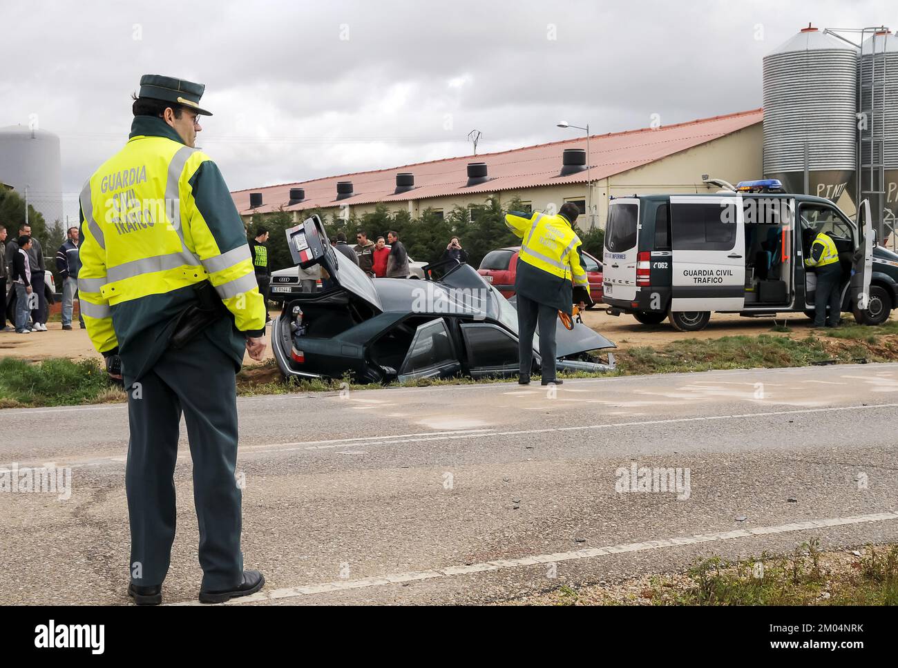 La police de la Garde civile garde un véhicule après un accident de la route avec blessures. Banque D'Images
