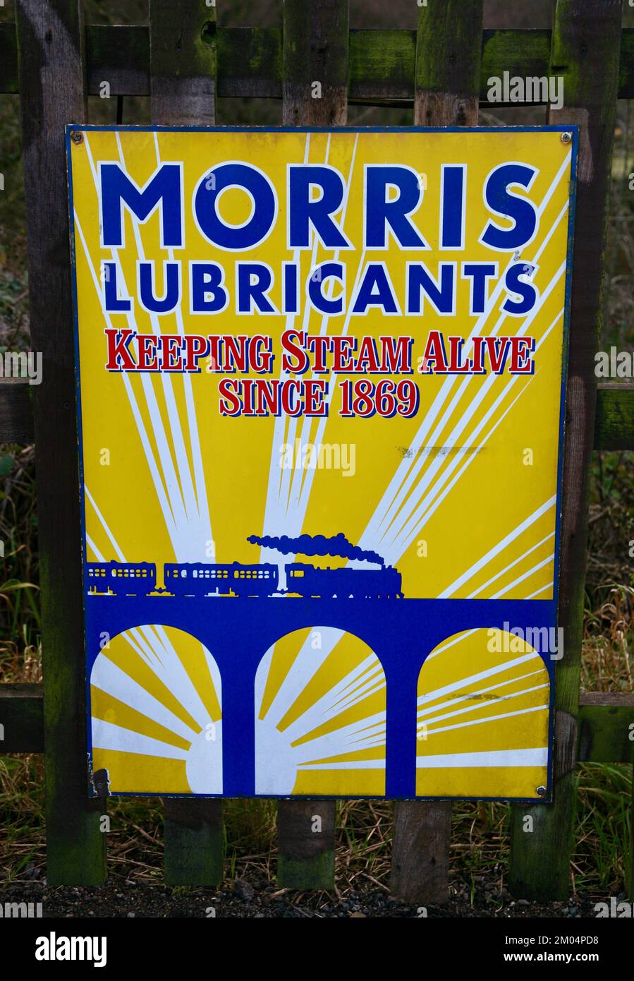 Un vieux panneau publicitaire pour Morris Lubricants et sa connexion aux moteurs de chemin de fer à vapeur Banque D'Images