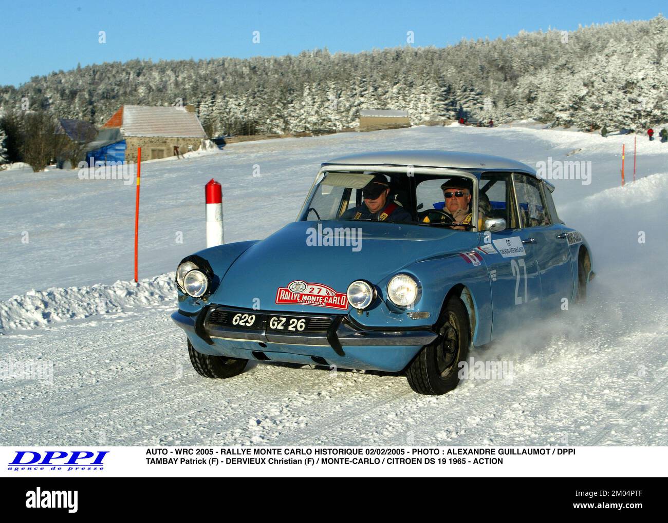 AUTO - WRC 2005 - RALLYE MONTE CARLO HISTORIQUE 02/02/2005 - PHOTO : ALEXANDRE GUILLAUMOT / DPPI TAMBAY PATRICK (F) - DERVIEUX CHRISTIAN (F) / MONTE-CARLO / CITROEN DS 19 1965 - ACTION Banque D'Images