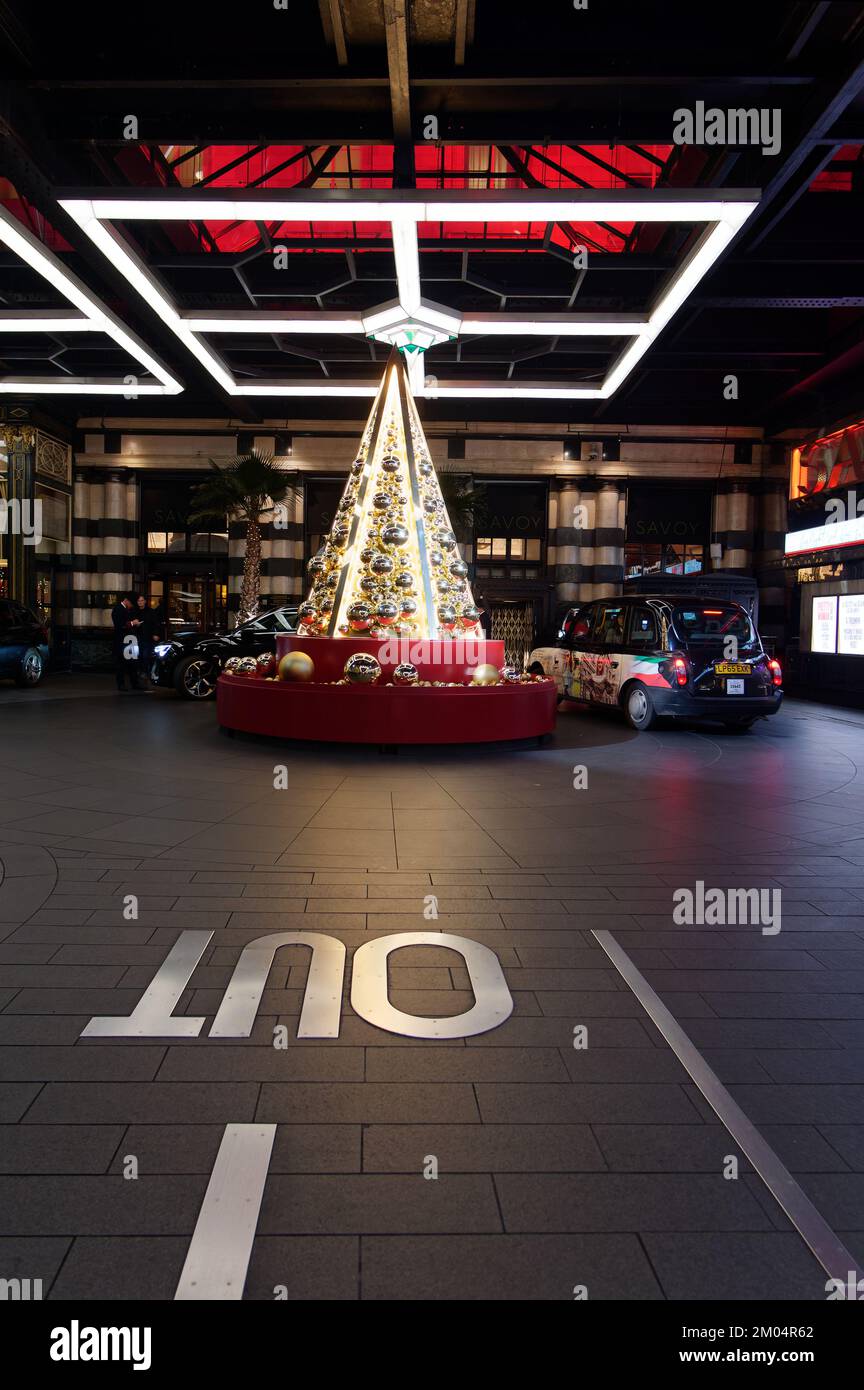Arbre de Noël et taxi Rank devant le Savoy Hotel, The Strand, Londres. Banque D'Images