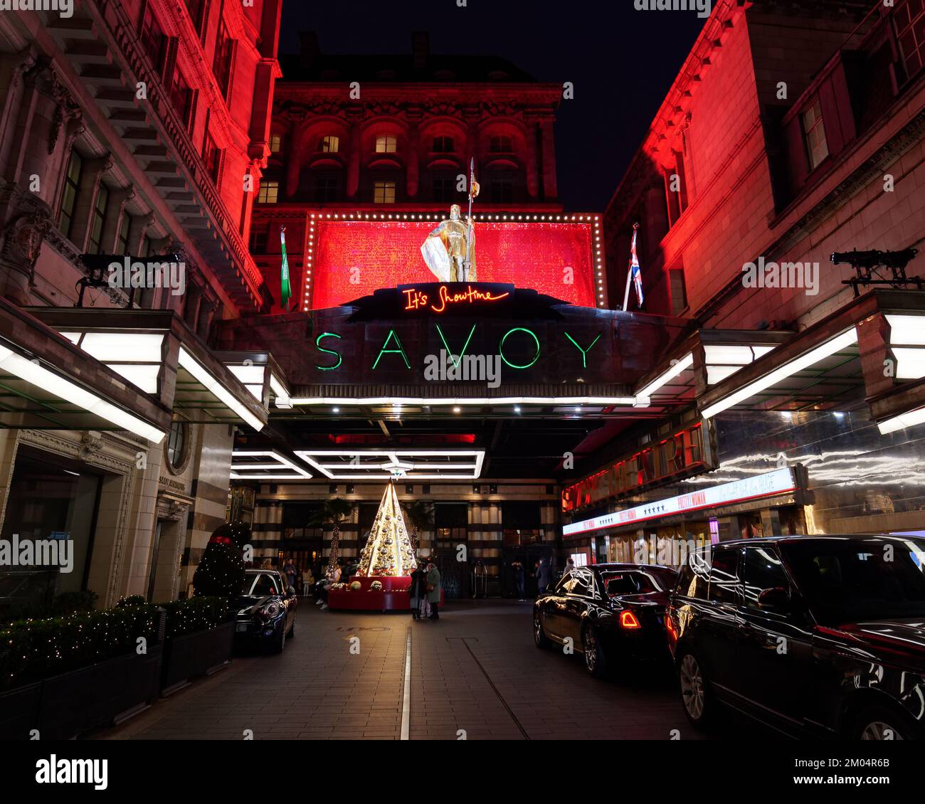 Savoy Hotel façade de Noël et station de taxi, The Strand, Londres. Le Savoy Theatre est sur la droite montrant actuellement jolie femme Banque D'Images