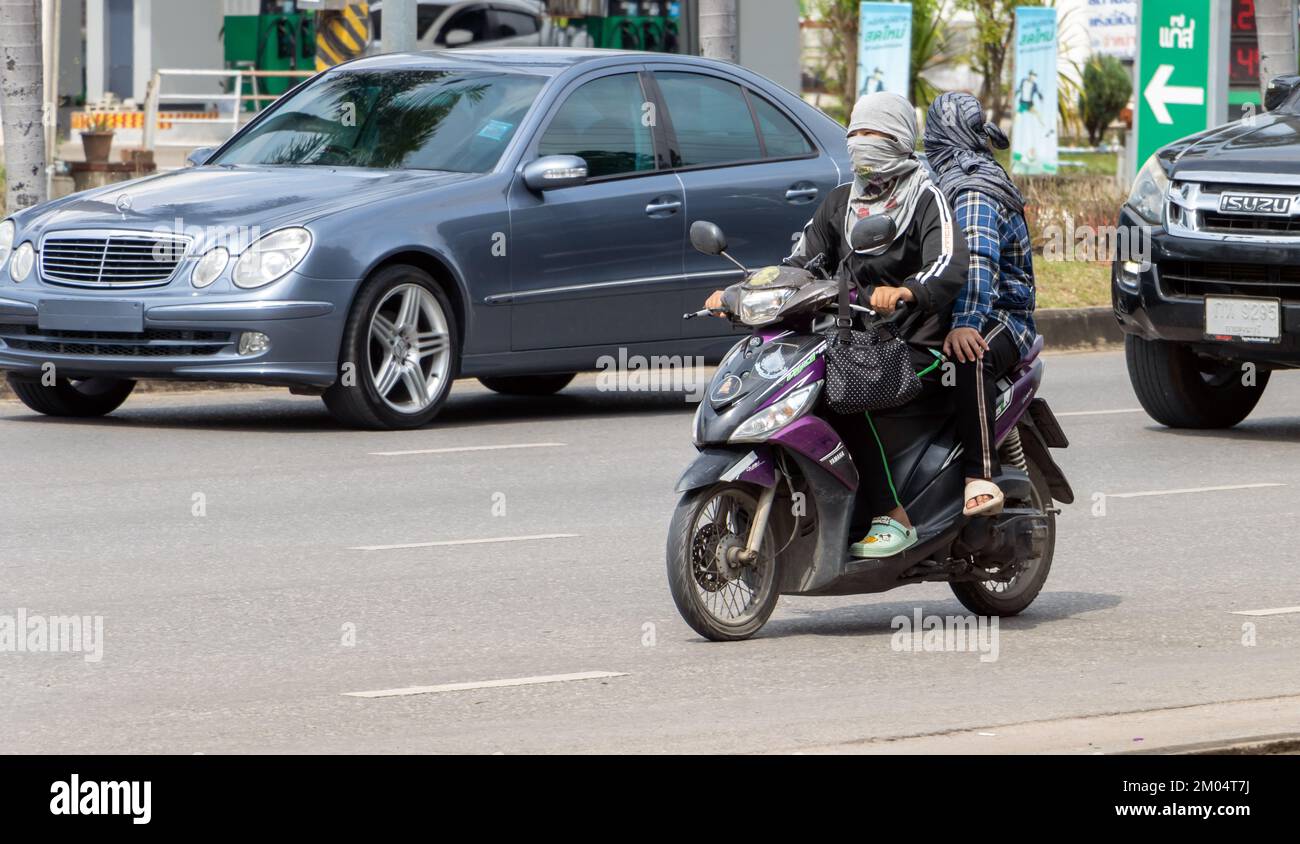 RATCHABURI, THAÏLANDE, NOVEMBRE 16 2022, Une paire de femmes voilées à bord d'une moto dans la ville Banque D'Images