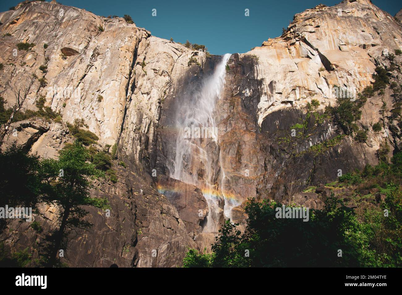 Chute d'eau dans le parc national de yosemite pendant une journée d'été Banque D'Images