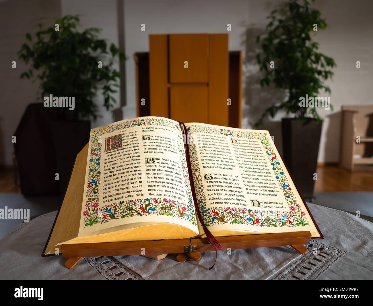 Embrach, Suisse - 23 octobre 2022 : un livre biblique ouvert sur une table dans l'église évangélique réformée d'Embrach. Banque D'Images