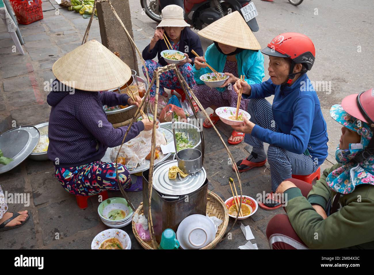 Les locaux mangent dans le restaurant de rue Hoi an Vietnam Banque D'Images