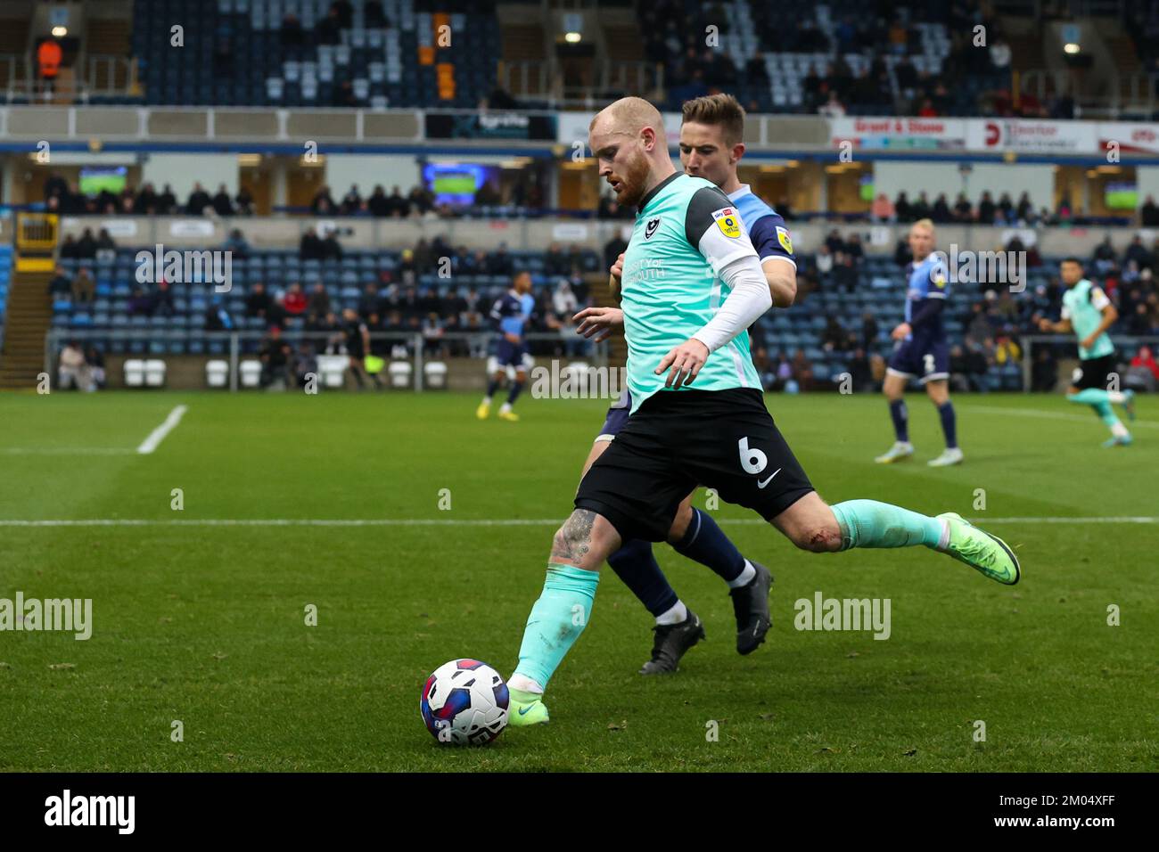 Connor Ogilvie de Portsmouth FC contrôle le ballon pendant le match Sky Bet League 1 Wycombe Wanderers vs Portsmouth à Adams Park, High Wycombe, Royaume-Uni, 4th décembre 2022 (photo de Nick Browning/News Images) Banque D'Images