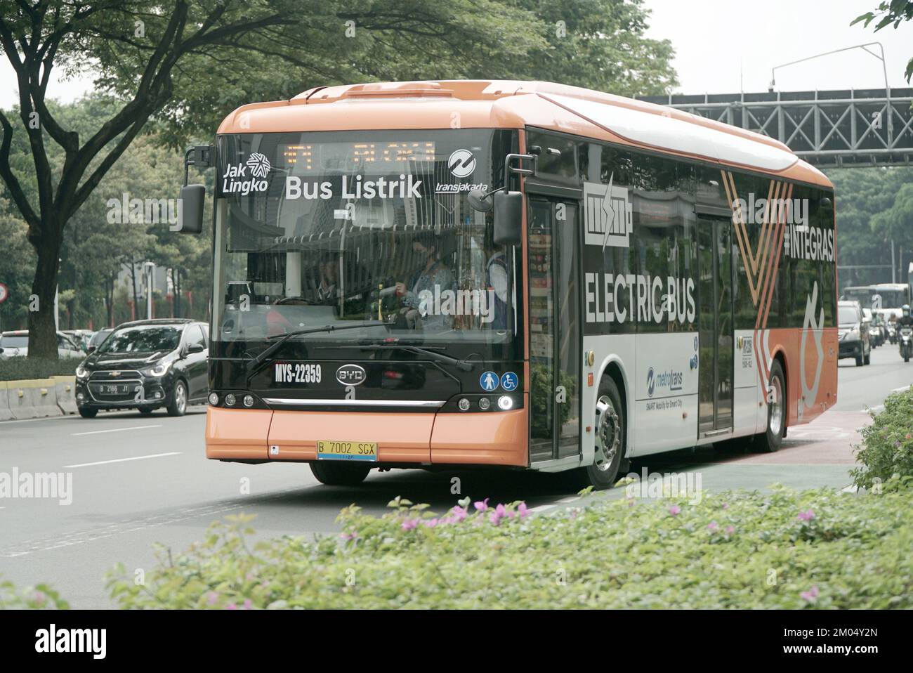 Véhicule de transport neuf, sans pollution, bus électrique sur la route principale, quartier des affaires Sudirman Street, Jakarta, Indonésie Banque D'Images