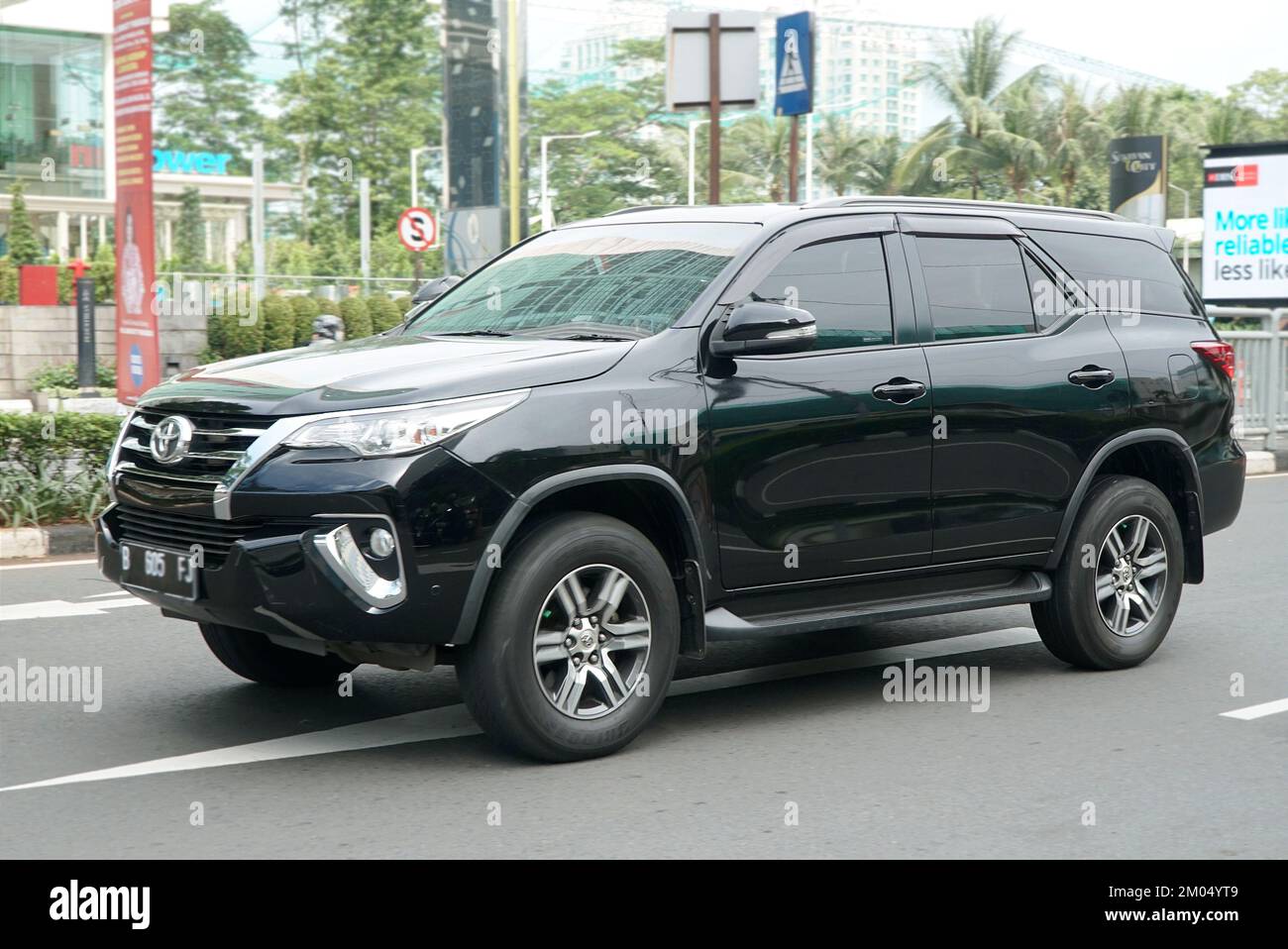 voiture de luxe Toyota, Fortuner conduite dans les affaires discic Jl. Sudirman Jakarta Banque D'Images