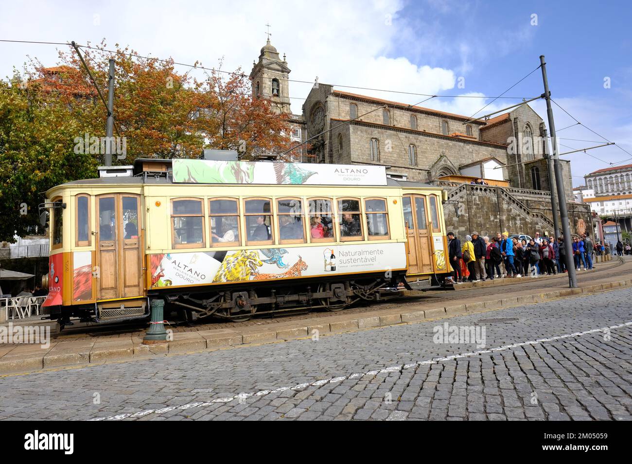 Les touristes de Porto Portugal font la queue pour monter à bord d'un vieux tramway sur la route 1 à Infante en octobre 2022 Banque D'Images