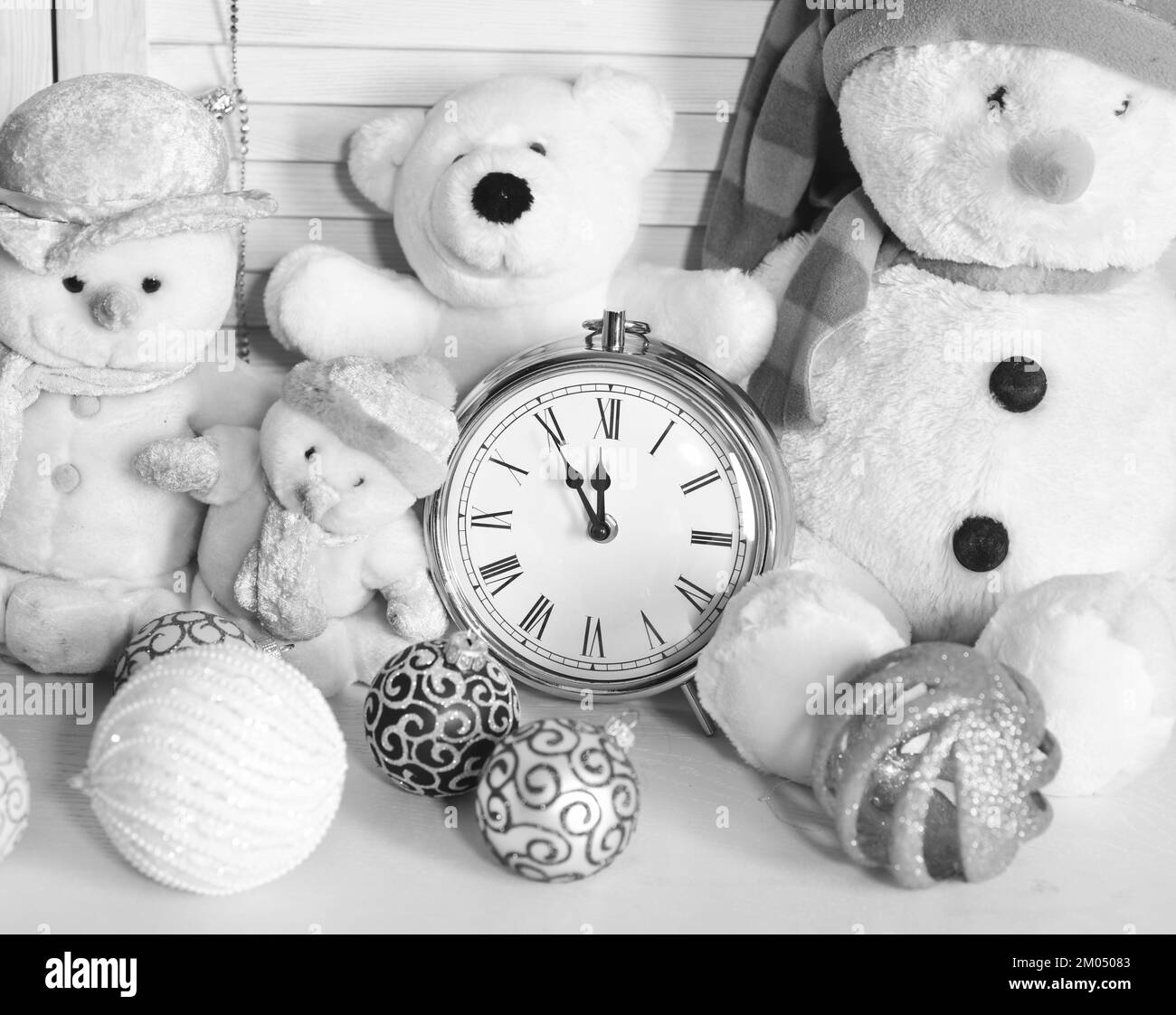 Des bonhommes de neige, des ours en peluche et des boules d'arbre de Noël près du réveil Banque D'Images