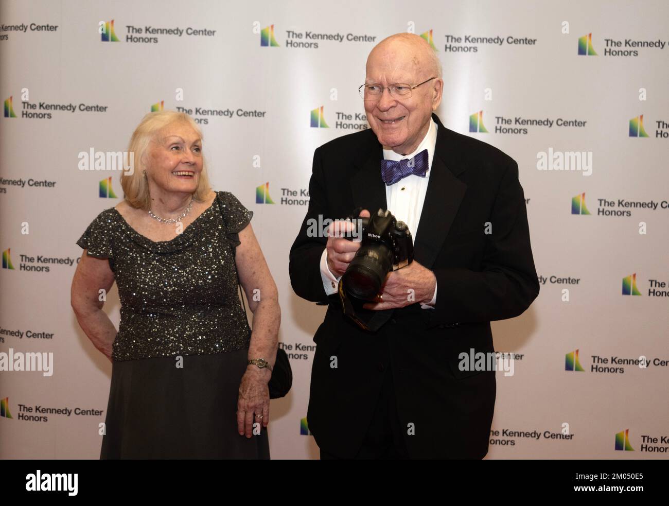 Le sénateur des États-Unis Patrick Leahy (démocrate du Vermont), président pro tempore du Sénat américain, et son épouse Marcelle, arrivent pour le dîner de l'artiste officiel en l'honneur des récipiendaires des prix annuels 45th du Kennedy Center au département d'État de Washington, DC, samedi, 3 décembre 2022. Les 2022 lauréats sont : l'acteur et réalisateur George Clooney ; l'auteur-compositeur-compositeur-interprète contemporain chrétien et pop Amy Grant ; le chanteur légendaire de Soul, Gospel, R&B et pop Gladys Knight ; le compositeur, chef d'orchestre et éducateur américain d'origine cubaine Tania León ; et le célèbre groupe rock irlandais U2, composé de groupes Banque D'Images