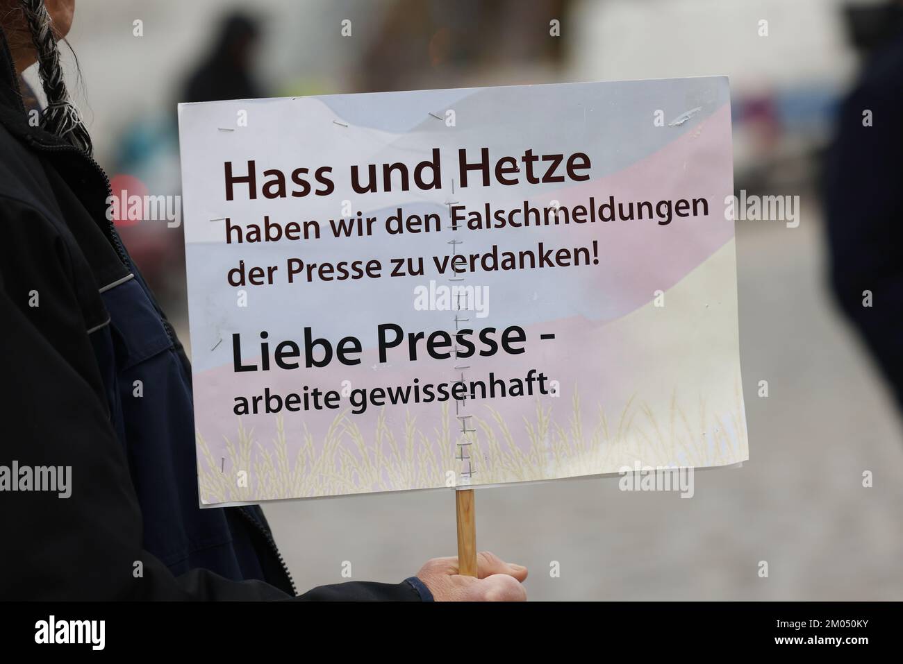 Cologne, Allemagne. 04th décembre 2022. Lors d'une manifestation pro-russe opposant des livraisons d'armes à l'Ukraine, une personne tient un signe lisant "la haine et l'incitation que nous devons aux faux rapports de la presse! Cher presse - travailler consciencieusement". Crédit : David Young/dpa/Alay Live News Banque D'Images