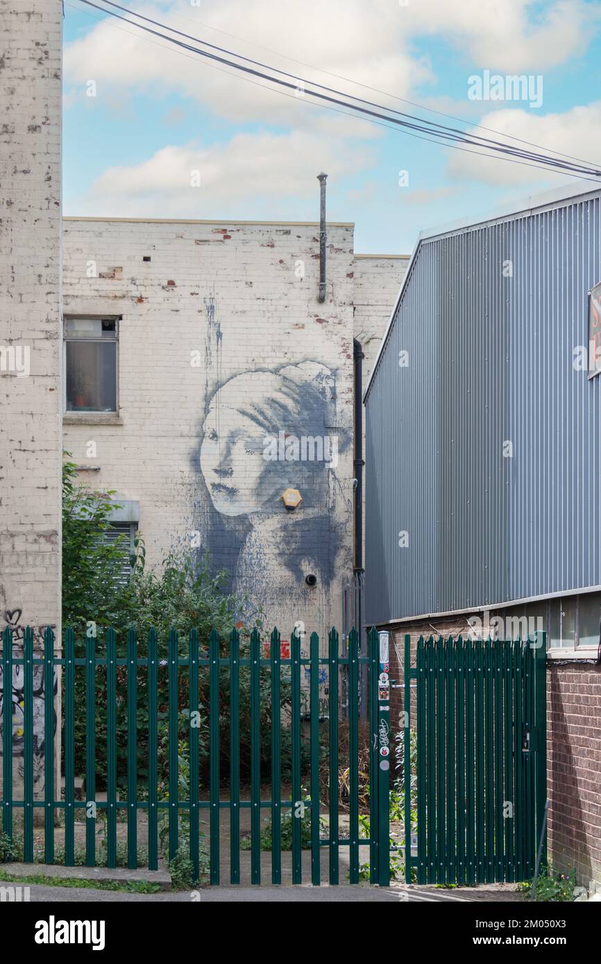 La fille avec la peinture murale de tympan percée par Banksy , Hanover place, bristol Banque D'Images