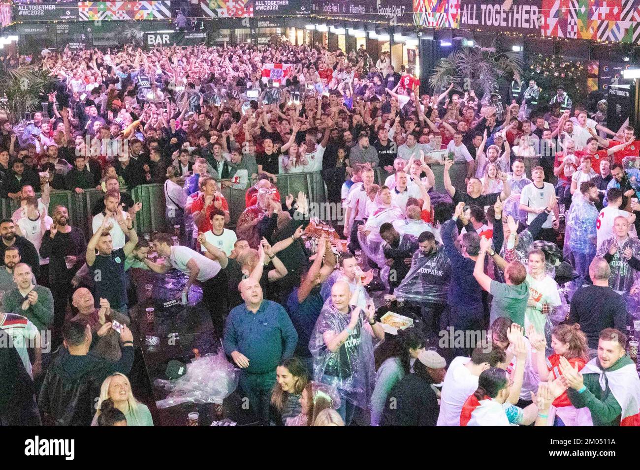 Les fans de football qui soutiennent l'équipe d'Angleterre se réunissent au Boxpark Wembley pour assister au match de ce soir entre l'Angleterre et le pays de Galles. Fans après l'Angleterre Banque D'Images