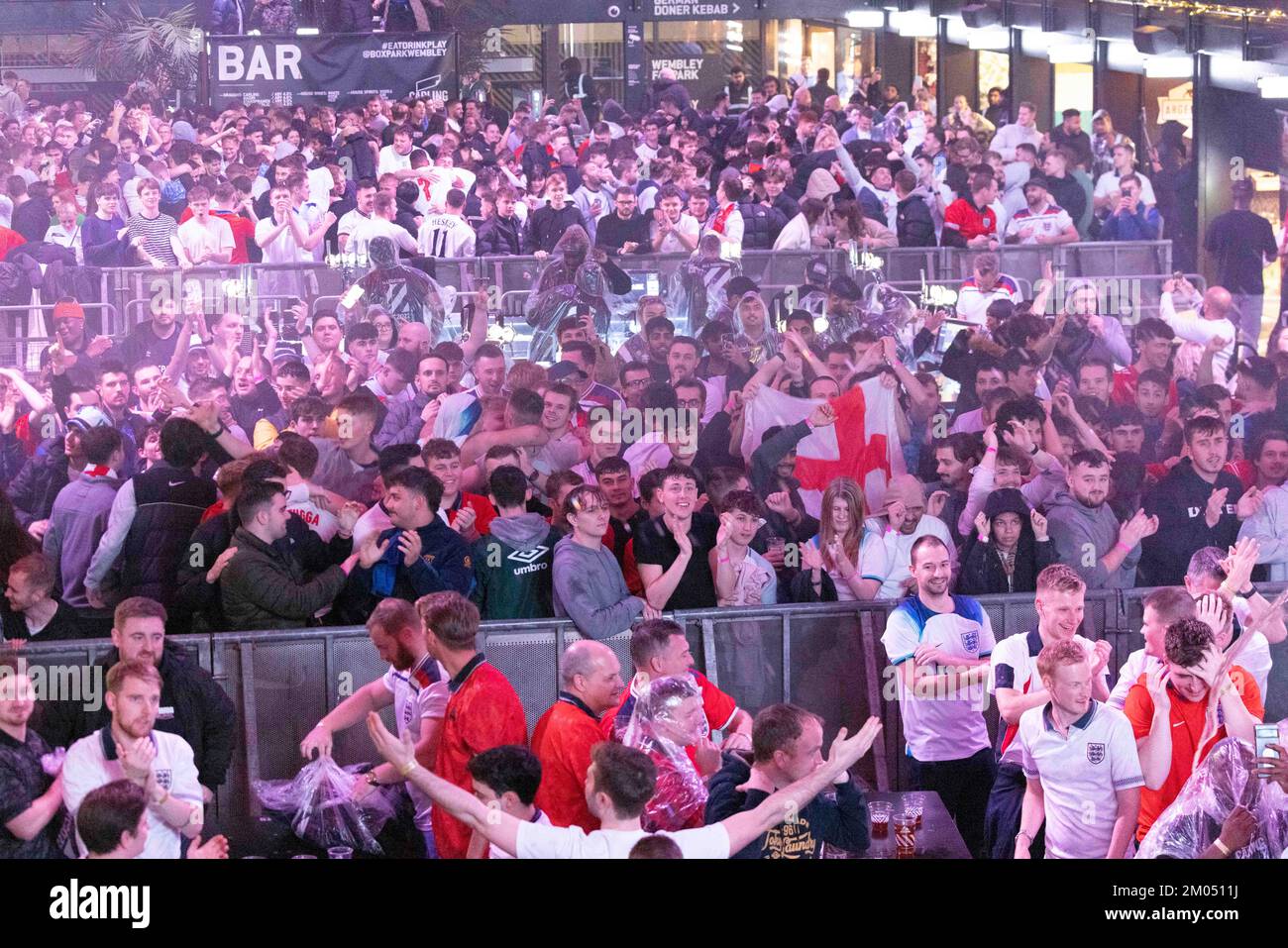 Les fans de football qui soutiennent l'équipe d'Angleterre se réunissent au Boxpark Wembley pour assister au match de ce soir entre l'Angleterre et le pays de Galles. Fans après l'Angleterre Banque D'Images