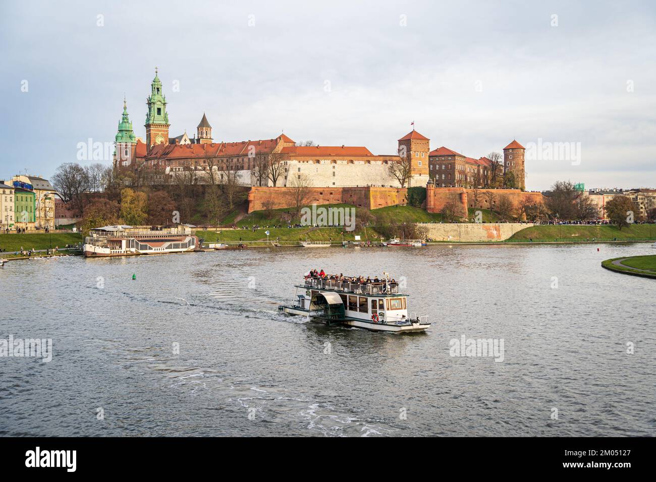 Vue sur le château royal de Wawel et bateau de croisière sur la Vistule. Cracovie, Pologne - 11 novembre 2022. Banque D'Images