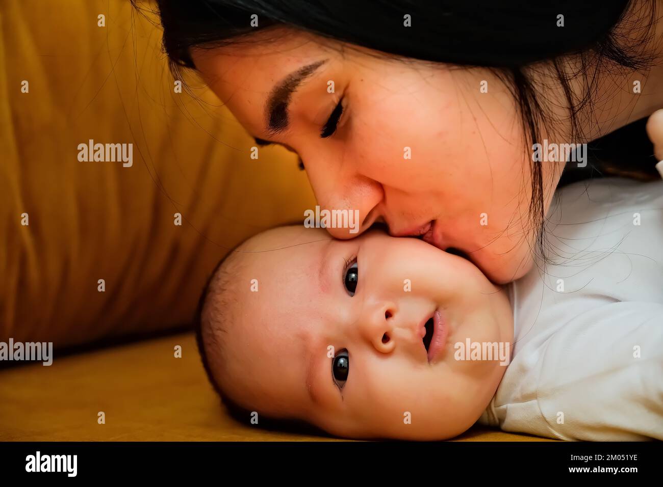 mère embrasse la joue d'un nouveau-né. le concept d'un baiser, amour maternel. Banque D'Images
