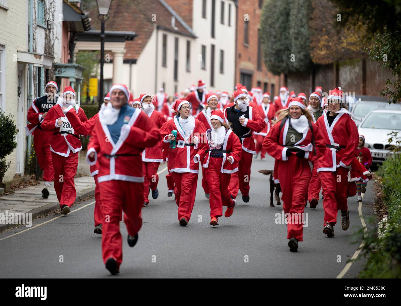 Lymington, Royaume-Uni. 04th décembre 2022. Les amateurs de sport vêtus de Santa Claus participent à l'Oakhaven Hospice Santa Dash à travers les rues de Lymington dans le Hampshire. La course festive 3k aide à recueillir des fonds pour le Oakhaven Hospice local. Credit: Chris Radburn/Alay Live News Banque D'Images
