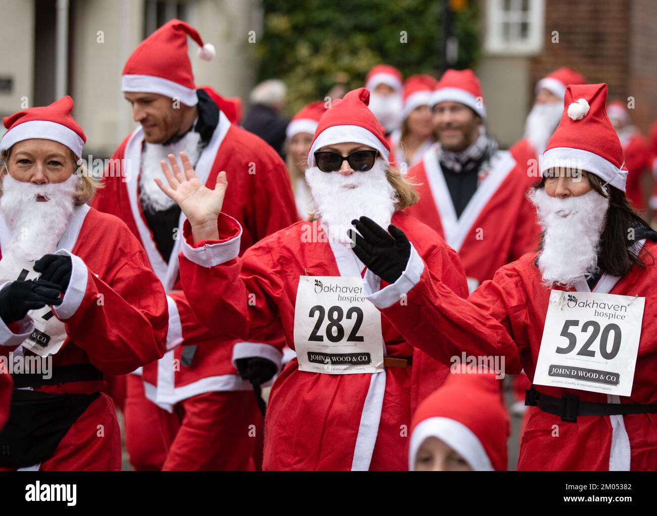 Lymington, Royaume-Uni. 04th décembre 2022. Les amateurs de sport vêtus de Santa Claus participent à l'Oakhaven Hospice Santa Dash à travers les rues de Lymington dans le Hampshire. La course festive 3k aide à recueillir des fonds pour le Oakhaven Hospice local. Credit: Chris Radburn/Alay Live News Banque D'Images