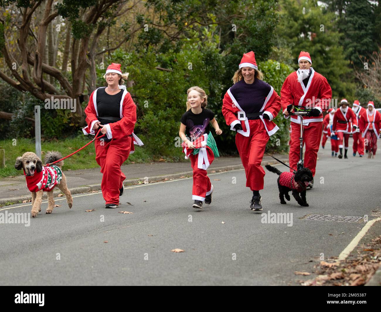 Lymington, Royaume-Uni. 04th décembre 2022. Les amateurs de sport vêtus de Santa Claus participent à l'Oakhaven Hospice Santa Dash à travers les rues de Lymington dans le Hampshire. La course festive 3k aide à recueillir des fonds pour le Oakhaven Hospice local. Credit: Chris Radburn/Alay Live News Banque D'Images