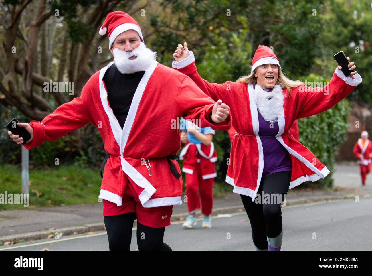 Lymington, Royaume-Uni. 04th décembre 2022. Les amateurs de sport vêtus de Santa Claus participent à l'Oakhaven Hospice Santa Dash à travers les rues de Lymington dans le Hampshire. La course festive 3k aide à recueillir des fonds pour le Oakhaven Hospice local. Credit: Chris Radburn/Alay Live News Banque D'Images