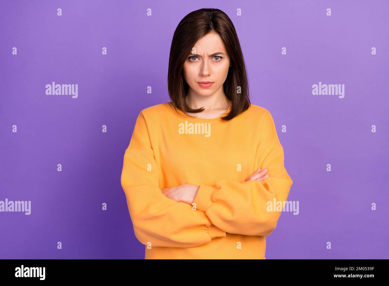 Gros plan photo d'une femme insatisfaite porter des vêtements élégants automne dépression bras plié mauvaise humeur isolé sur fond violet couleur Banque D'Images