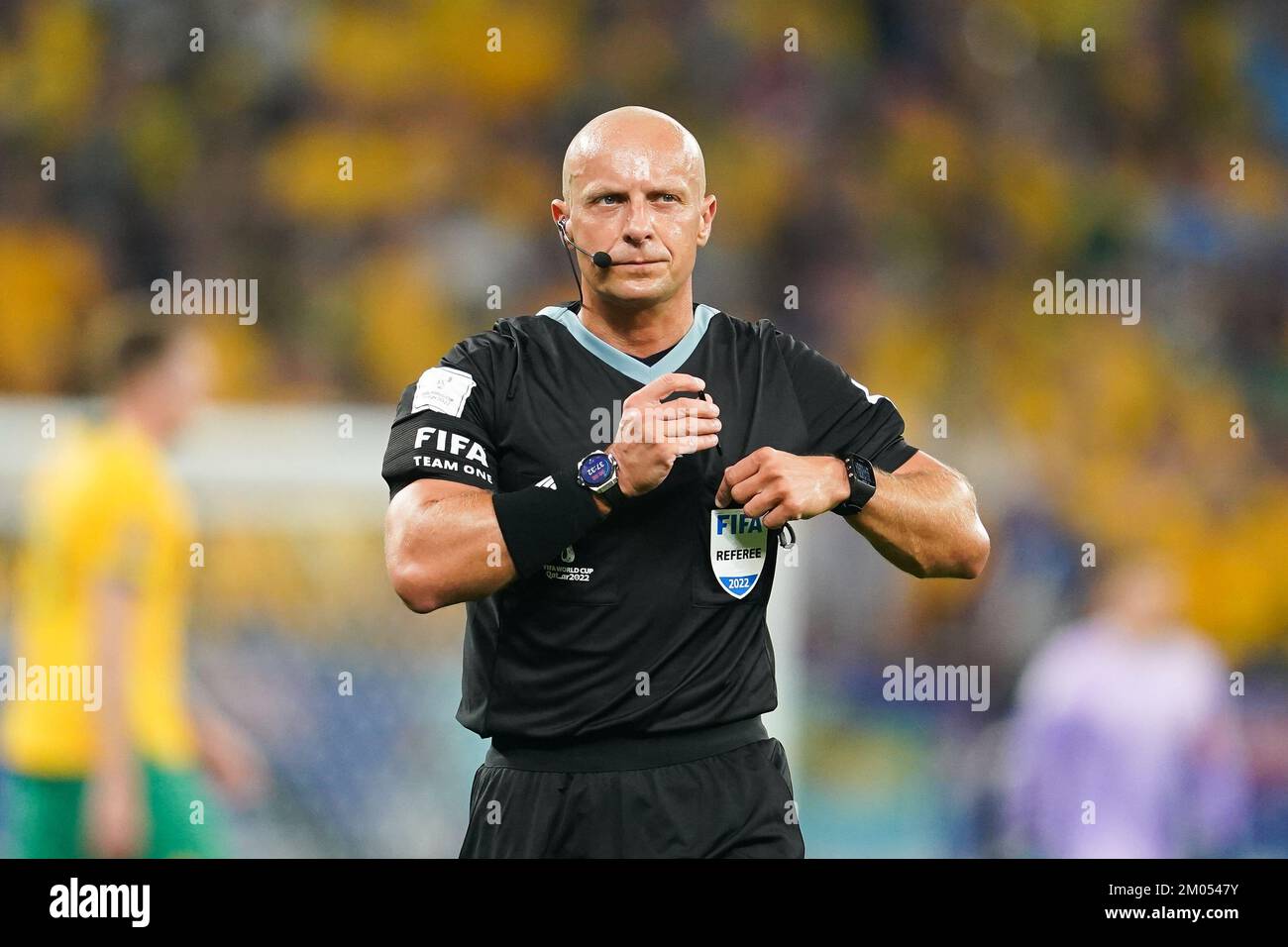 DOHA, QATAR - DÉCEMBRE 3 : l'arbitre Szymon Marciniak regarde pendant la coupe du monde de la FIFA, Qatar 2022 Round of 16 match entre l'Argentine et l'Australie au stade Ahmad bin Ali sur 3 décembre 2022 à Al Rayyan, Qatar. (Photo de Florencia Tan Jun/PxImages) Banque D'Images