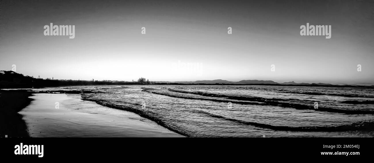 Un magnifique coucher de soleil sur la plage en Australie Banque D'Images