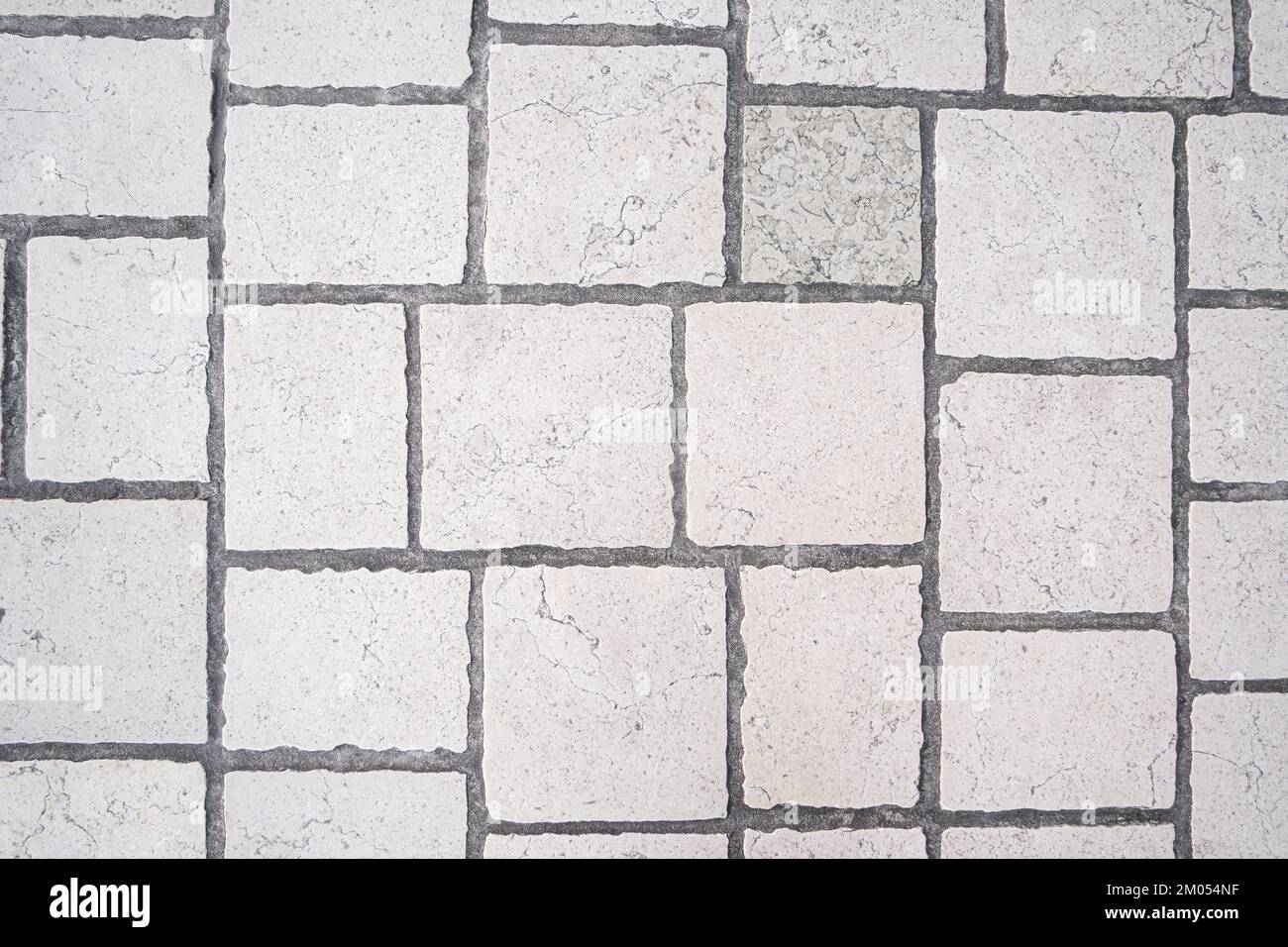 Terrasse en pierre grise avec vue sur le dessus. Carreaux de chaussée carrés texture gros plan. Banque D'Images