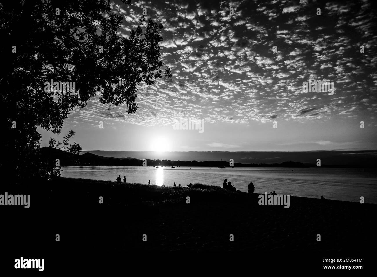 Un magnifique coucher de soleil sur la plage en Australie Banque D'Images