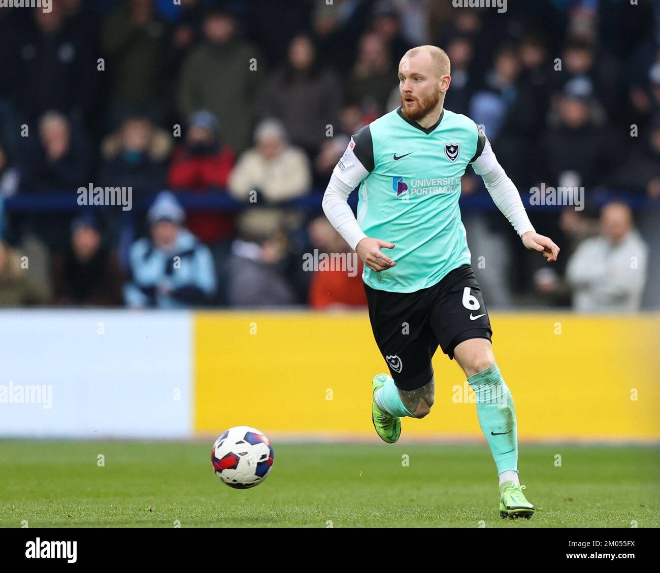 High Wycombe, Royaume-Uni. 04th décembre 2022. Connor Ogilvie de Portsmouth FC met le ballon hors de la défense pendant le match de la Sky Bet League 1 Wycombe Wanderers vs Portsmouth à Adams Park, High Wycombe, Royaume-Uni, 4th décembre 2022 (photo de Nick Browning/News Images) à High Wycombe, Royaume-Uni, le 12/4/2022. (Photo de Nick Browning/News Images/Sipa USA) crédit: SIPA USA/Alay Live News Banque D'Images