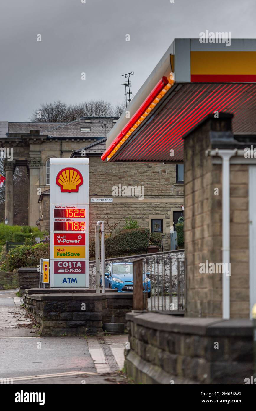 Rawtenstall, Rossendale, Lancashire le dimanche 4 décembre 2022. Station essence Shell affichant les prix actuels de l'essence et du diesel Banque D'Images