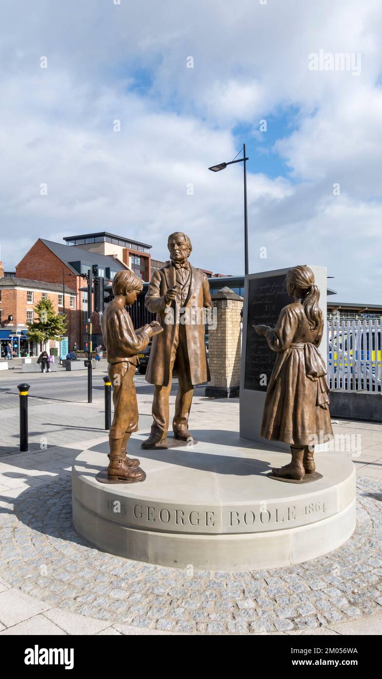 Statue commémorative du citoyen de Lincoln George Boole mathématicien, Station Forecourt, Lincoln City 2022 Banque D'Images