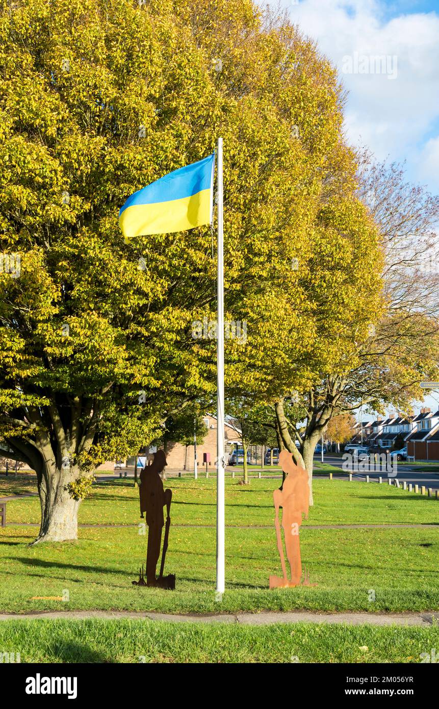 Drapeau Ukrain flanqué de deux découpes en métal des soldats de la Seconde Guerre mondiale, Cherry Willingham Lincoln 2022 Banque D'Images