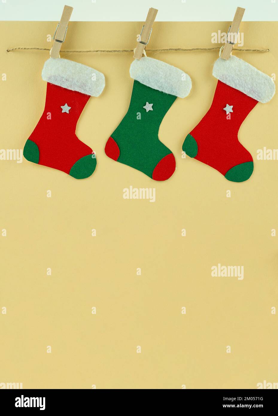 Carte de Noël créative faite main avec chaussettes colorées sur la corde Banque D'Images