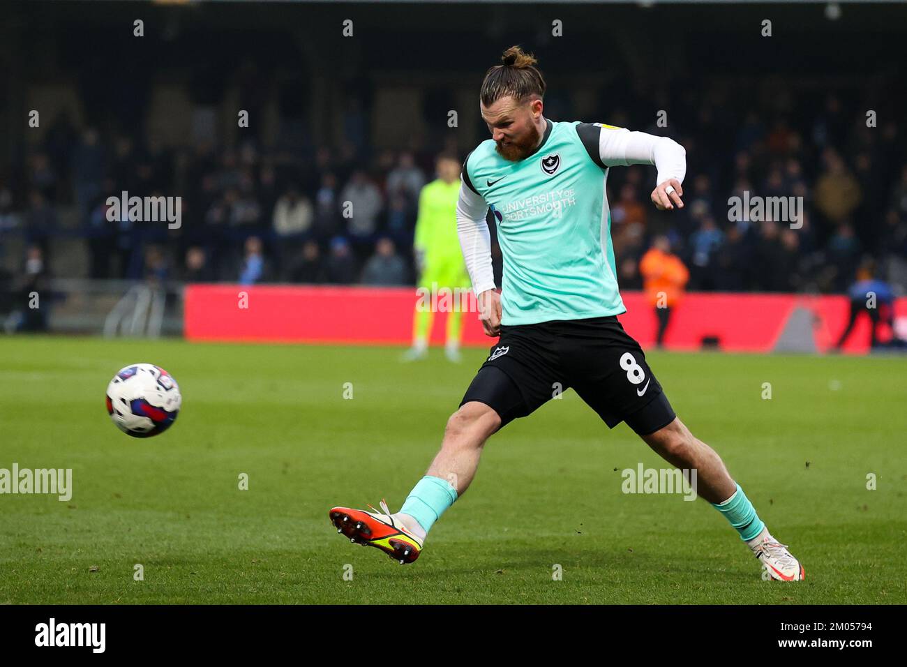 Ryan Tunnicliffe de Portsmouth FC passe le ballon en avant pendant le match Sky Bet League 1 Wycombe Wanderers vs Portsmouth à Adams Park, High Wycombe, Royaume-Uni, 4th décembre 2022 (photo de Nick Browning/News Images) Banque D'Images