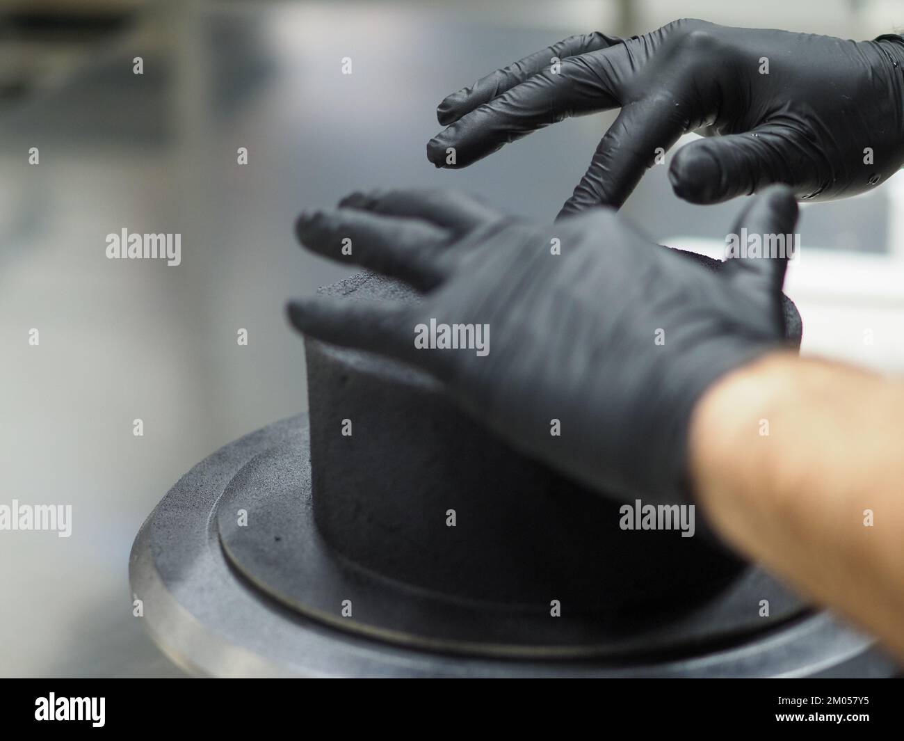 chef pâtissier cuisinier décorant et préparant un gâteau noir mat en pâte givrée pour l'anniversaire Banque D'Images