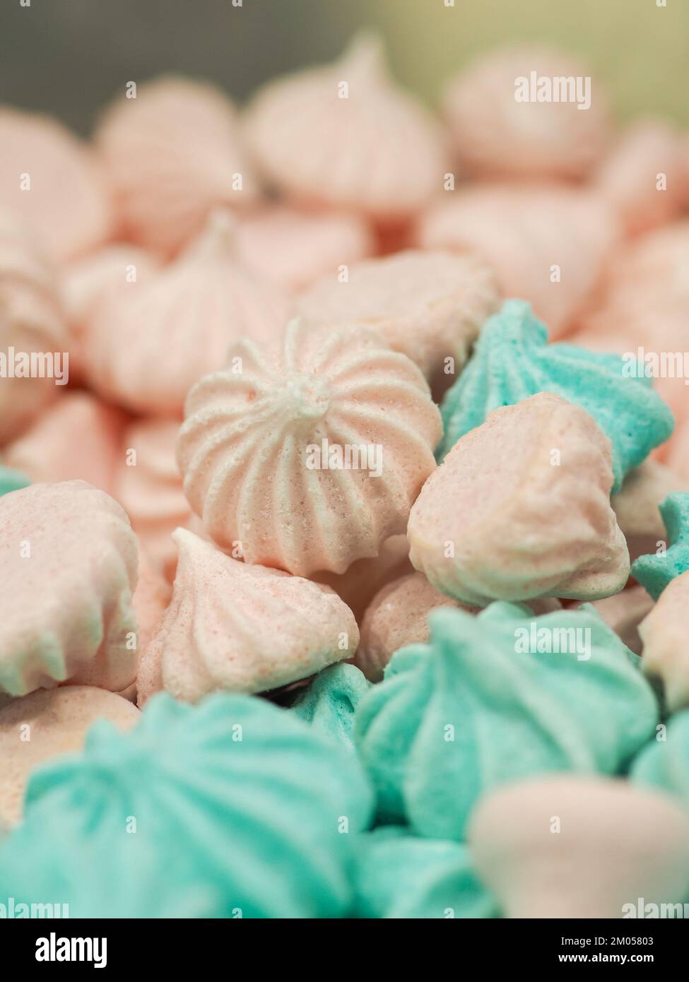 bouquet de meringues roses et bleu clair pour les gâteaux et les bonbons Banque D'Images